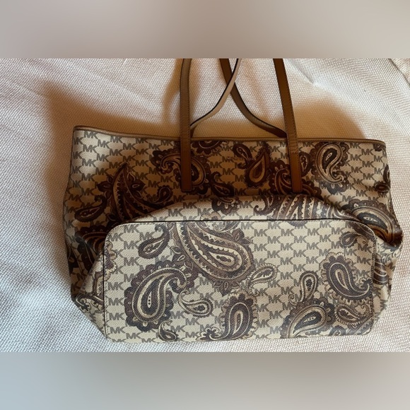 Michael Kors paisley tote    Spacious enough to - Picture 4 of 13